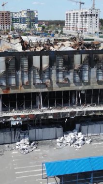 Bucha, Ukrayna 'da yıkılan bir alışveriş merkezinin dikey videosu