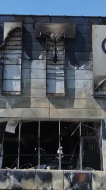 Bucha, Ukrayna 'da yıkılan bir alışveriş merkezinin dikey videosu