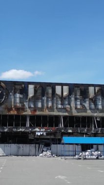 Bucha, Ukrayna 'da yıkılan bir alışveriş merkezinin dikey videosu