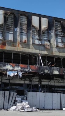 Bucha, Ukrayna 'da yıkılan bir alışveriş merkezinin dikey videosu