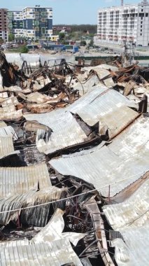 Bucha, Ukrayna 'da yıkılan bir alışveriş merkezinin dikey videosu