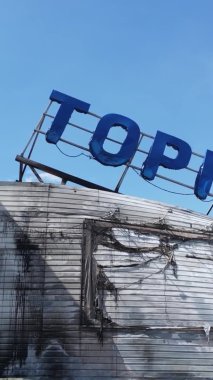 Bucha, Ukrayna 'da yıkılan bir alışveriş merkezinin dikey videosu