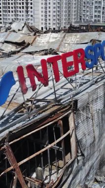 Bucha, Ukrayna 'da yıkılan bir alışveriş merkezinin dikey videosu