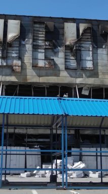 Bucha, Ukrayna 'da yıkılan bir alışveriş merkezinin dikey videosu