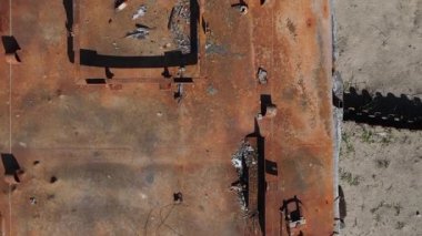 Bucha, Ukrayna 'daki yok edilmiş askeri donanımın dikey videosu