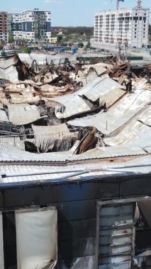 Bucha, Ukrayna 'da yıkılan bir alışveriş merkezinin dikey videosu