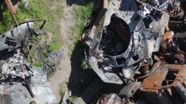 Bucha, Ukrayna 'daki yok edilmiş askeri donanımın dikey videosu