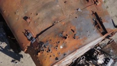 Bucha, Ukrayna 'daki yok edilmiş askeri donanımın dikey videosu