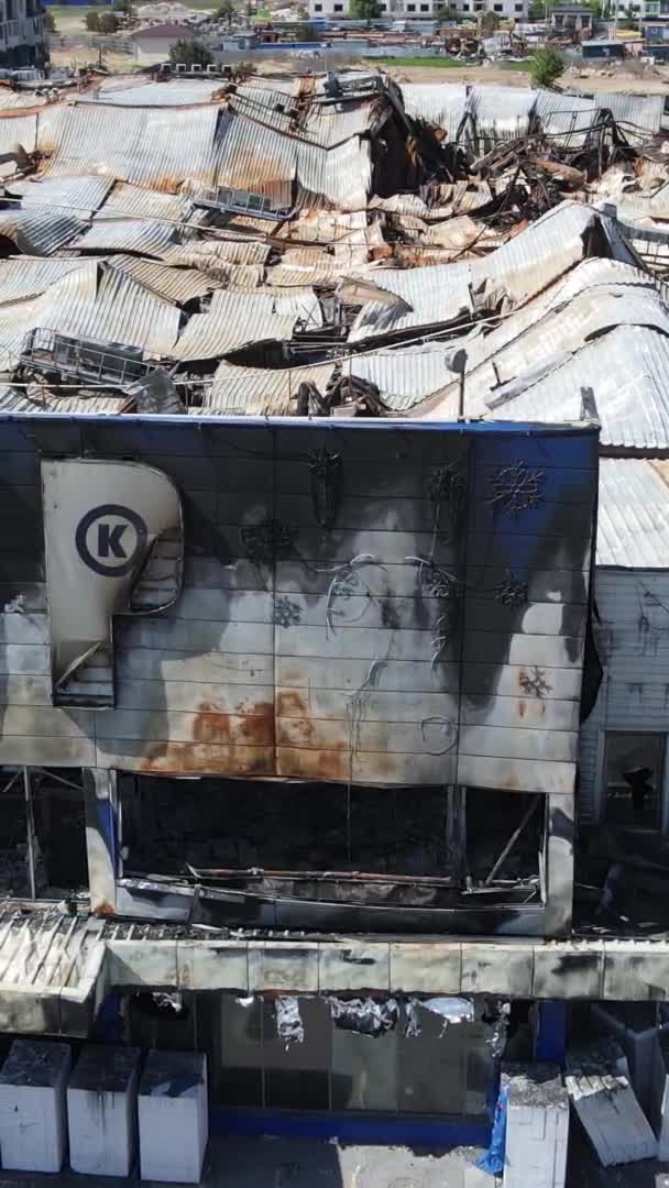 Vertikal Video Förstörd Byggnad Ett Köpcentrum Bucha Ukraina — Stockvideo