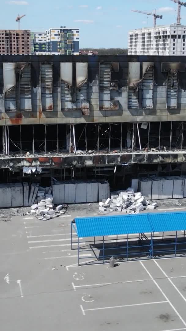 Verticale Video Van Een Verwoest Gebouw Van Een Winkelcentrum Bucha — Stockvideo