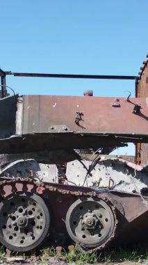 Bucha, Ukrayna 'daki yok edilmiş askeri donanımın dikey videosu