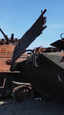 Bucha, Ukrayna 'daki yok edilmiş askeri donanımın dikey videosu