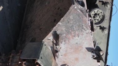 Bucha, Ukrayna 'daki yok edilmiş askeri donanımın dikey videosu