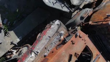 Bucha, Ukrayna 'daki yok edilmiş askeri donanımın dikey videosu