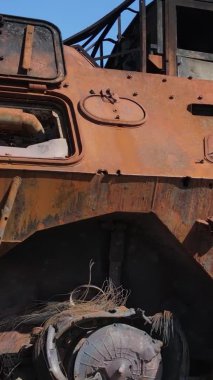 Bucha, Ukrayna 'daki yok edilmiş askeri donanımın dikey videosu