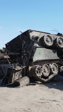 Bucha, Ukrayna 'daki yok edilmiş askeri donanımın dikey videosu