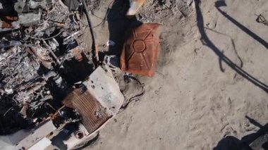 Bucha, Ukrayna 'daki yok edilmiş askeri donanımın dikey videosu