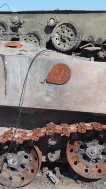 Bucha, Ukrayna 'daki yok edilmiş askeri donanımın dikey videosu