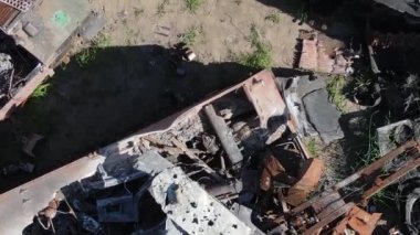 Bucha, Ukrayna 'daki yok edilmiş askeri donanımın dikey videosu