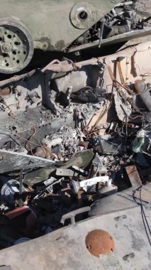 Bucha, Ukrayna 'daki yok edilmiş askeri donanımın dikey videosu