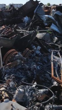 Bucha, Ukrayna 'daki yok edilmiş askeri donanımın dikey videosu