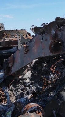Bucha, Ukrayna 'daki yok edilmiş askeri donanımın dikey videosu