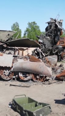 Bucha, Ukrayna 'daki yok edilmiş askeri donanımın dikey videosu