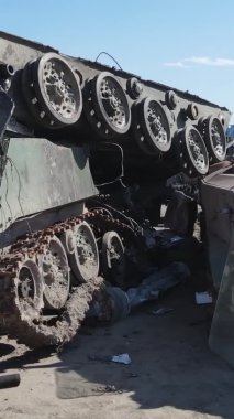 Bucha, Ukrayna 'daki yok edilmiş askeri donanımın dikey videosu