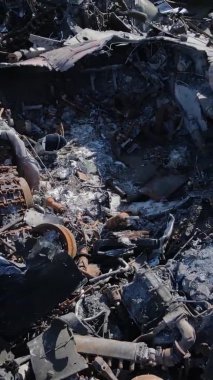 Bucha, Ukrayna 'daki yok edilmiş askeri donanımın dikey videosu