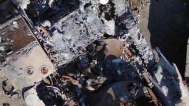 Bucha, Ukrayna 'daki yok edilmiş askeri donanımın dikey videosu