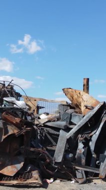 Bucha, Ukrayna 'daki yok edilmiş askeri donanımın dikey videosu