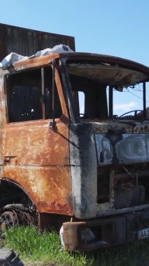 Bucha, Ukrayna 'daki yok edilmiş askeri donanımın dikey videosu