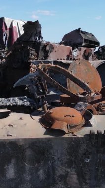 Bucha, Ukrayna 'daki yok edilmiş askeri donanımın dikey videosu