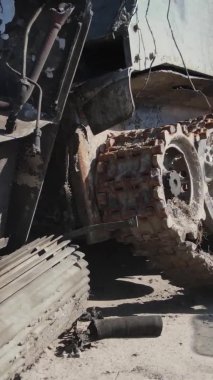 Bucha, Ukrayna 'daki yok edilmiş askeri donanımın dikey videosu