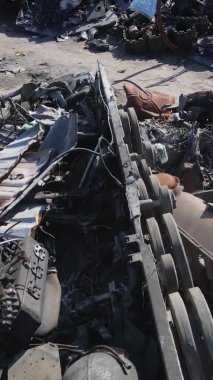 Bucha, Ukrayna 'daki yok edilmiş askeri donanımın dikey videosu