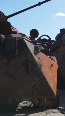 Bucha, Ukrayna 'daki yok edilmiş askeri donanımın dikey videosu