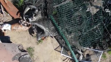 Bucha, Ukrayna 'daki yok edilmiş askeri donanımın dikey videosu