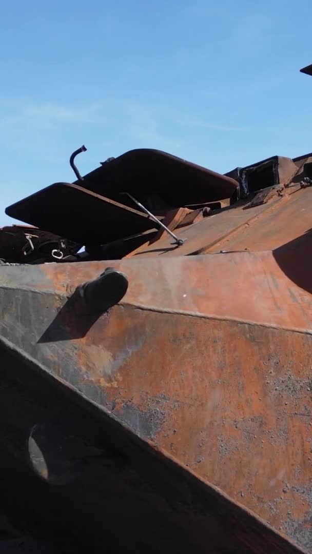 Vídeo Vertical Equipo Militar Destruido Bucha Ucrania — Vídeo de stock