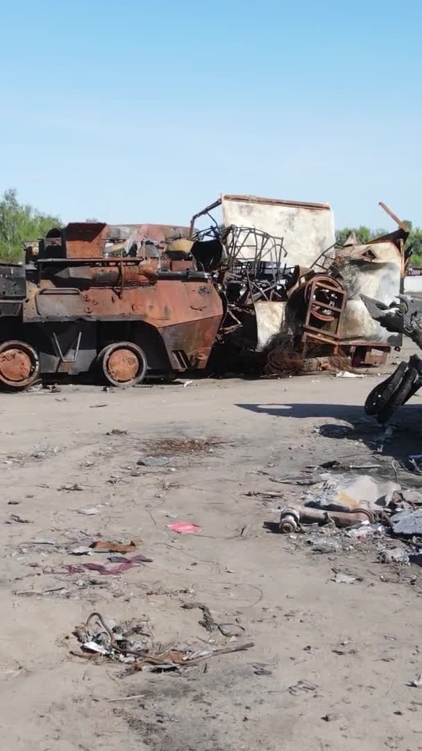 Bucha Ukrayna Daki Yok Edilmiş Askeri Donanımın Dikey Videosu — Stok video