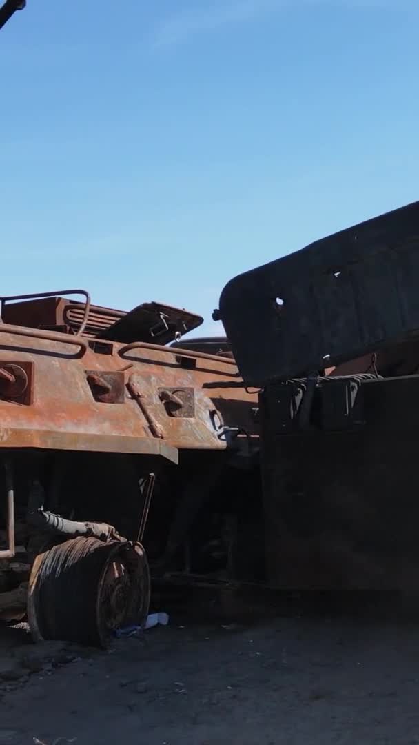 Κατακόρυφο Βίντεο Ενός Κατεστραμμένου Στρατιωτικού Υλικού Στο Bucha Ουκρανία — Αρχείο Βίντεο