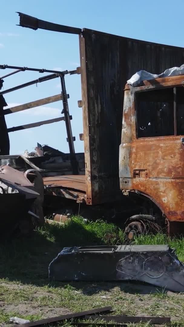 Κατακόρυφο Βίντεο Ενός Κατεστραμμένου Στρατιωτικού Υλικού Στο Bucha Ουκρανία — Αρχείο Βίντεο