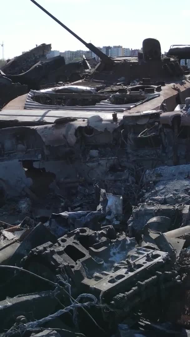 Vertikal Video Förstörd Militär Hårdvara Bucha Ukraina — Stockvideo