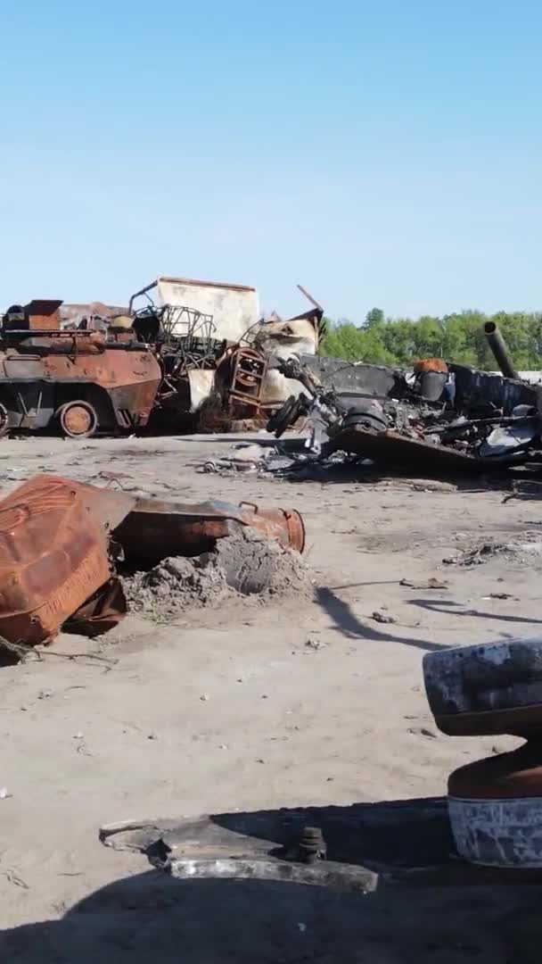 Vídeo Vertical Hardware Militar Destruído Bucha Ucrânia — Vídeo de Stock