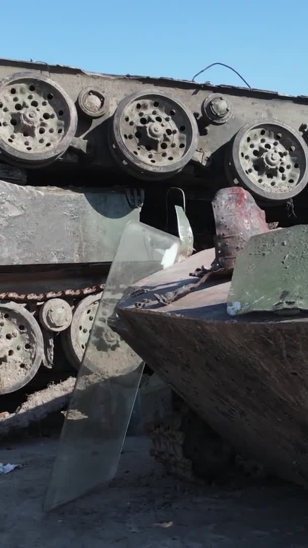 Vídeo Vertical Equipo Militar Destruido Bucha Ucrania — Vídeos de Stock