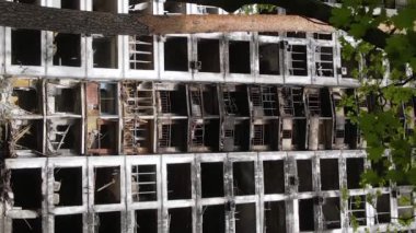 Ukrayna, Kyiv 'de yanmış ve yıkılmış bir evin dikey videosu