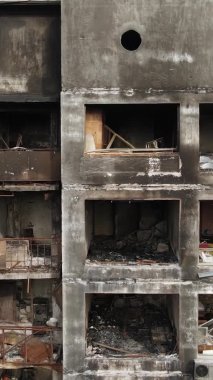 Ukrayna, Kyiv 'de yanmış ve yıkılmış bir evin dikey videosu