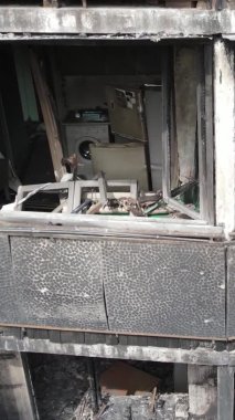 Ukrayna, Kyiv 'de yanmış ve yıkılmış bir evin dikey videosu