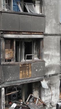 Ukrayna, Kyiv 'de yanmış ve yıkılmış bir evin dikey videosu