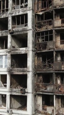 Ukrayna, Kyiv 'de yanmış ve yıkılmış bir evin dikey videosu