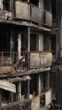 Ukrayna, Kyiv 'de yanmış ve yıkılmış bir evin dikey videosu